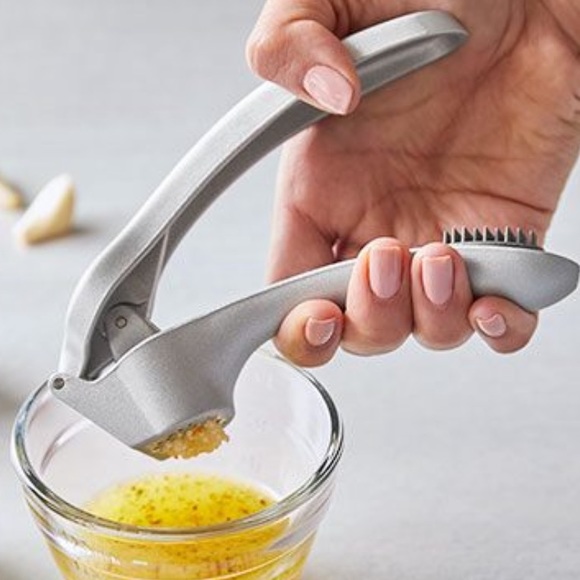 Pampered Chef Other - New pampered chef garlic press